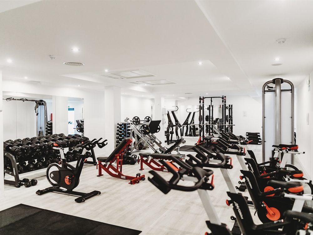 Ambiente do ControlFitness: equipamentos modernos e espaço para treinar sem disputa